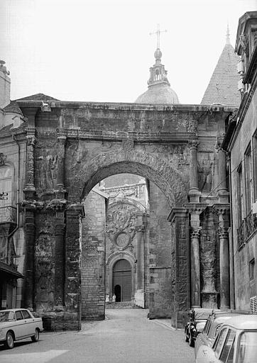 Porte Noire : façade du côté grande rue