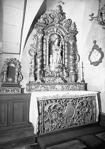 Autel et retable en bois sculpté et doré de la première chapelle latérale sud