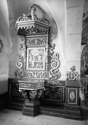 Retable et fonts baptismaux en bois sculpté et doré, provenant de la troisième chapelle latérale nord