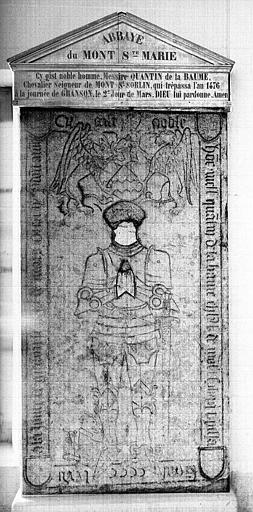 Dalle funéraire en pierre à effigie gravée de Quentin de la Baume, Seigneur de Mont-Saint-Sorbin, mort en 1476 - © Ministère de la Culture (France), Médiathèque du patrimoine et de la photographie, diffusion RMN-GP