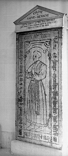 Dalle funéraire en pierre à effigie gravée de Henry Bouchet, lieutenant général du baillage d'Aval, mort en 1464 - © Ministère de la Culture (France), Médiathèque du patrimoine et de la photographie, diffusion RMN-GP