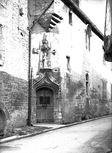 Façade sur rue : Portail en pierre surmonté d'une niche avec statuette