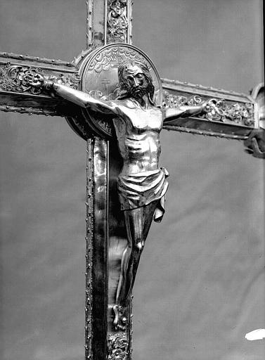 Croix processionnelle en argent doré (avers) : Le Christ