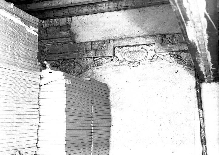 Restes de porte sculptée au fond d'une grange