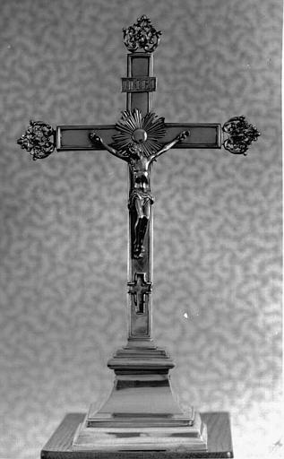 Croix reliquaire pédiculée