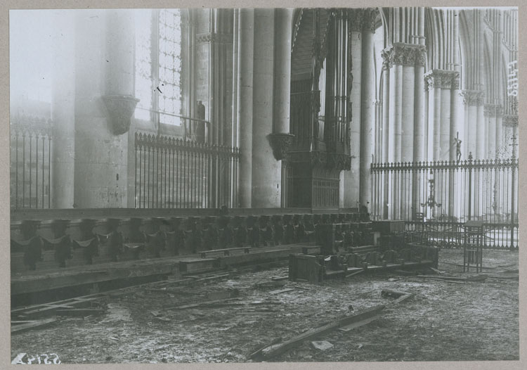 Intérieur : orgue de choeur et stalles ; Vitraux brisés, premiers effets des bombardements