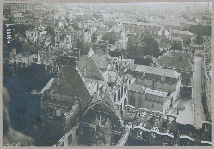 Panorama de la ville après les bombardements de 1914 : au premier plan, le pignon sud de la salle du Tau et l'aile sud du palais archiépiscopal incendiés