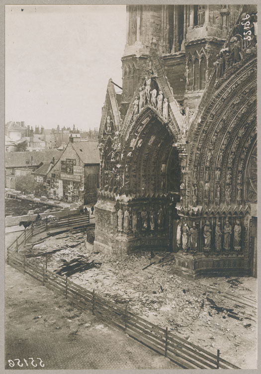 Façade ouest : porches nord et central ; Barrière de chantier après les premiers bombardements