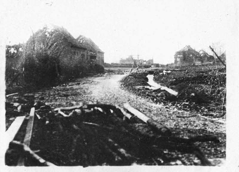Sur le front : la banlieue d'Ypres, complètement dévastée à la suite de la dernière bataille