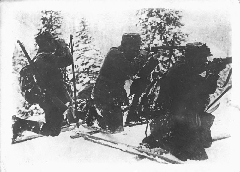 Sur le front autrichien:skieurs autrichiens retranchés dans les Carpathes