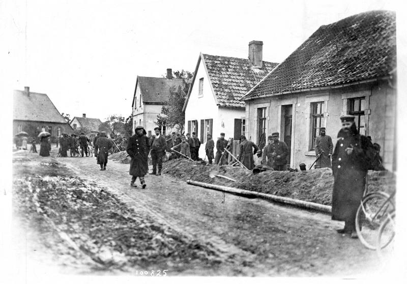 Guerre européenne : des prisonniers français construisant des canalisations à Münster en Westphalie