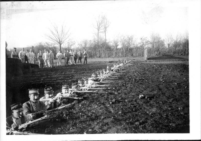 Guerre européenne. L'éducation de la classe 1916. Manœuvres sur la guerre des tranchées. Les chasseurs à cheval devenus fantassins font le coup de feu dans les tranchées
