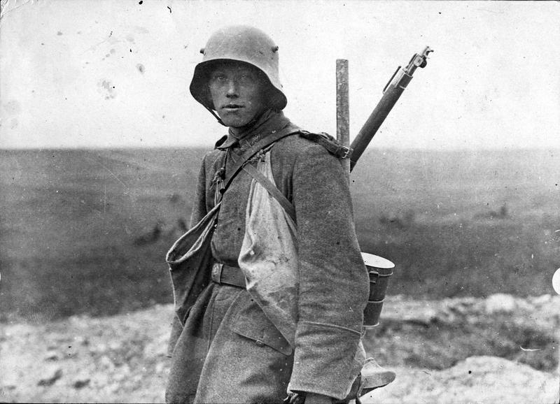La deuxième bataille de la Somme. Dans leurs nouveaux équipements, les troupes d'assaut se sont particulièrement distinguées pendant la bataille de la Somme. L'équipement des soldats est le plus léger possible ; Avec des cartouches de fusil dans leurs poches, ils ont deux sacs de grenades à fusil, et le nouveau casque d'acier