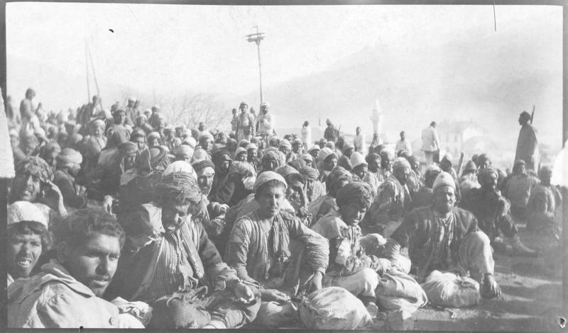 Kurdes faits prisonniers par des Turcs, et rassemblés pour être dirigés sur un camp