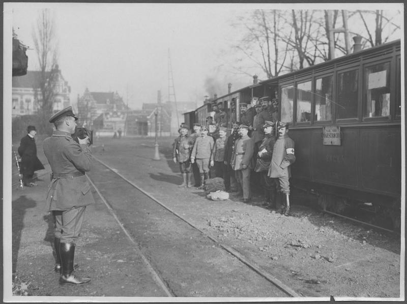 Photographe allemand photographiant des soldats devant un wagon, avec un écriteau Maestricht