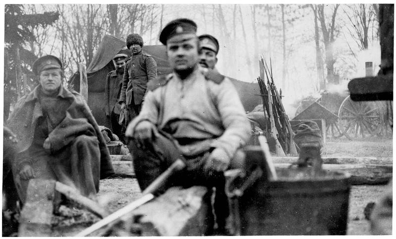 Les cuisiniers de l'armée russe apportant les repas aux soldats dans les tranchées en Mongolie