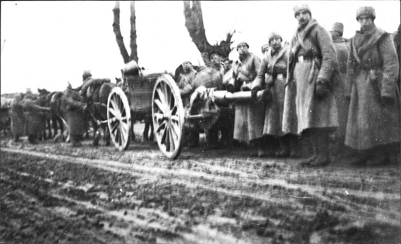La bataille de la Bzura marquée par la supériorité des canons russes. Colonne d'artillerie russe en renfort