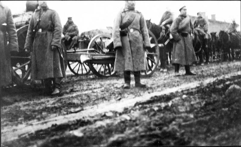 Une halte de l'artillerie russe en marche vers le front durant la bataille de la Bzura