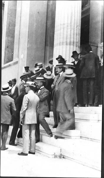 Les élections grecques. Les électeurs discutant de la situation politique en attendant l'enregistrement de leur vote