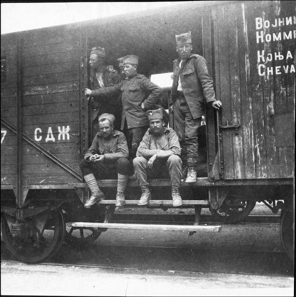 Blessés serbes retournant en train au front après leur séjour à l'hôpital