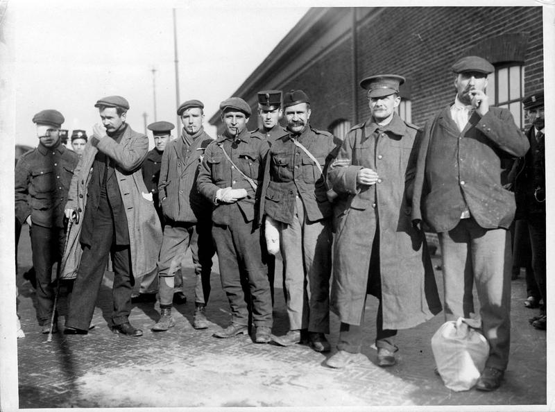 Echange des blessés à Flessingue. Groupe de blessés français et anglais (Tommies), marins et soldats hollandais