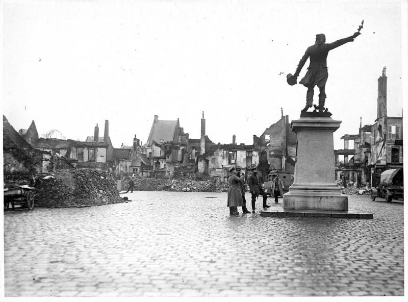 Destructions autour de la place d'Arme et monument de Camille Desmoulins