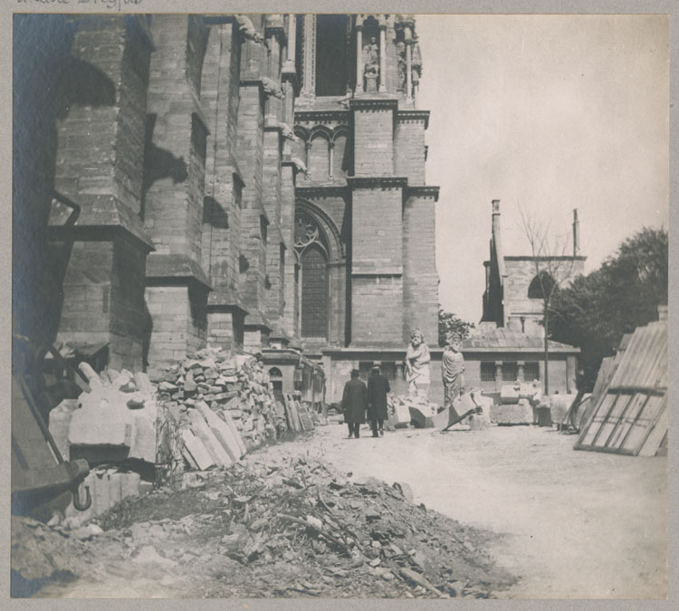 Chantier, dépôt lapidaire façade sud de la cathédrale ; À droite, le pignon nord de la salle du Tau