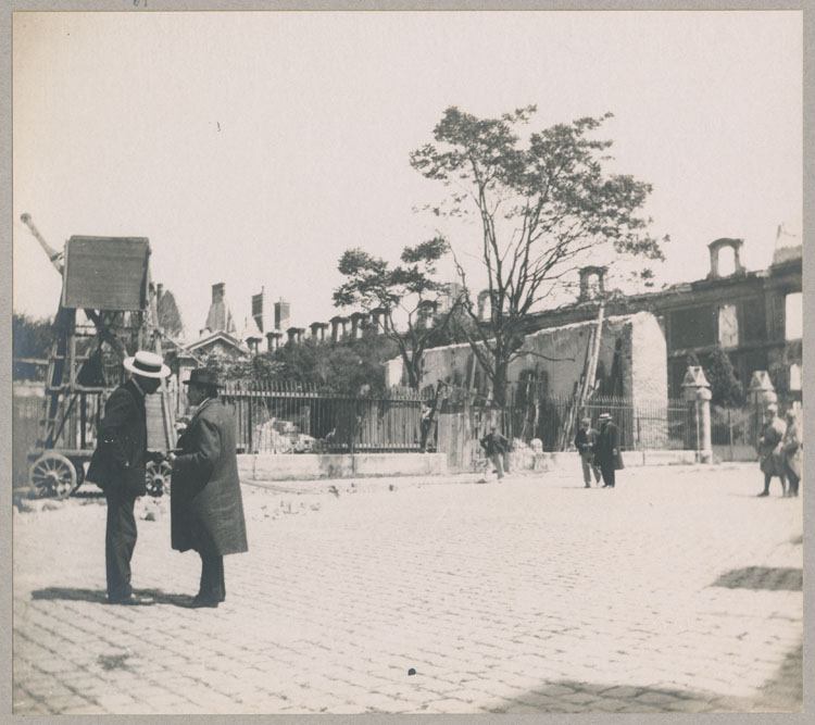 Frantz Marcou, inspecteur général des Monuments historiques, devant le palais incendié