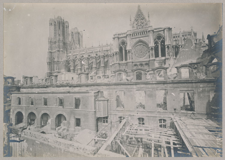 Façade sud de la cathédrale vue depuis la rue de l'École-de-Médecine ; Au premier plan, les ruines du palais archiépiscopal