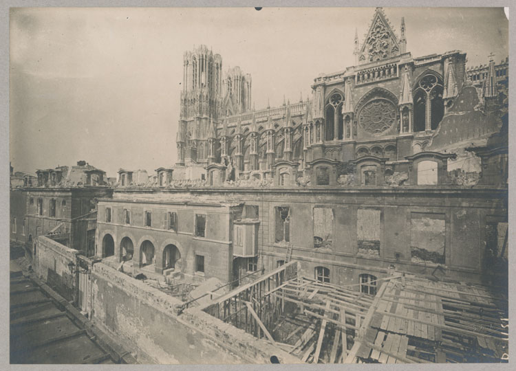 Façade sud de la cathédrale vue depuis la rue de l'École-de-Médecine ; Au premier plan, les ruines du palais archiépiscopal