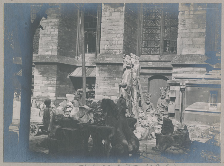 Façade sud : chantier et dépôt lapidaire