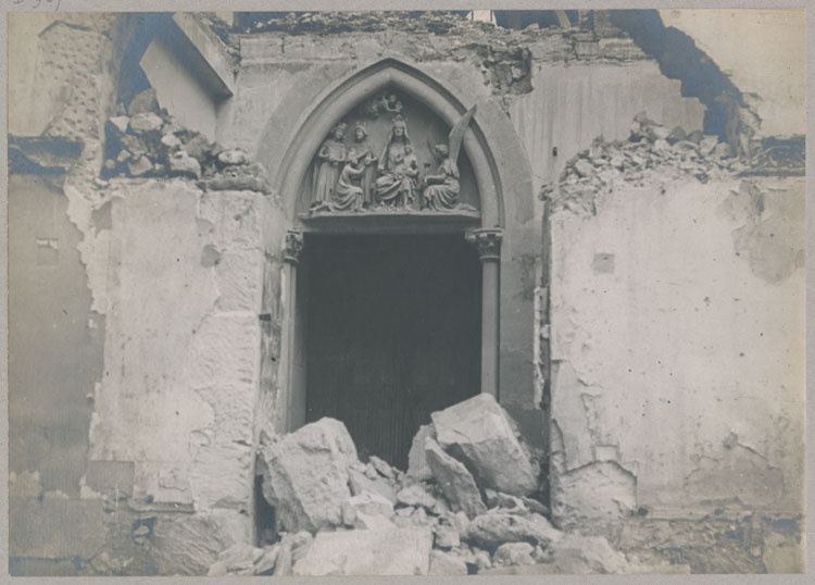 Porte d'entrée de la chapelle archiépiscopale, après les bombardements, depuis la salle du Tau