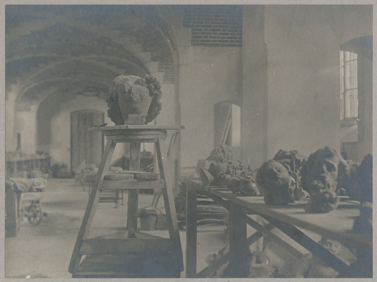 Atelier et dépôt lapidaire : têtes mutilées provenant des porches de la cathédrale