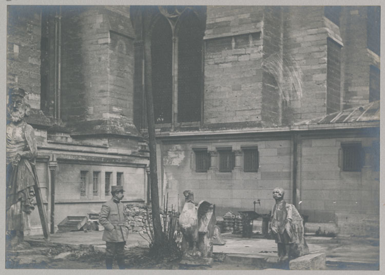 Façade sud : chantier et dépôt lapidaire