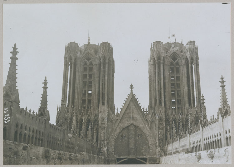 La toiture détruite par l'incendie et les tours, depuis la croisée du transept