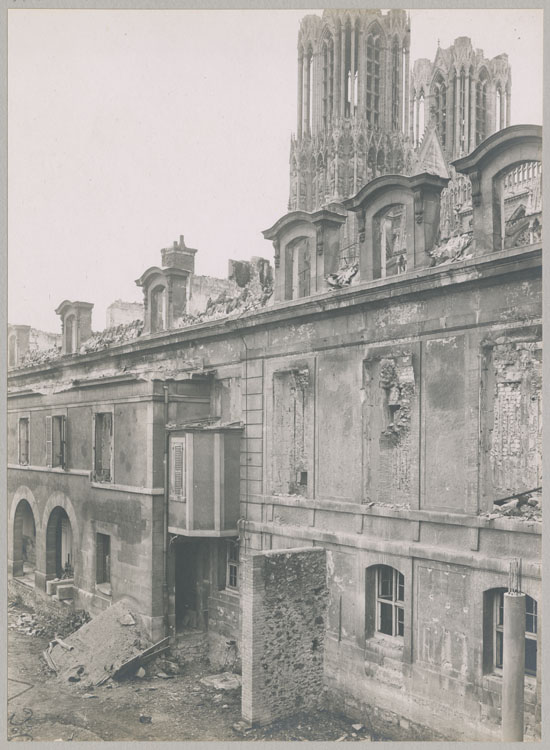 Façade sud de l'aile sud après l'incendie, depuis la rue du Cardinal-de-Lorraine ; À l'arrière-plan, les tours de la cathédrale