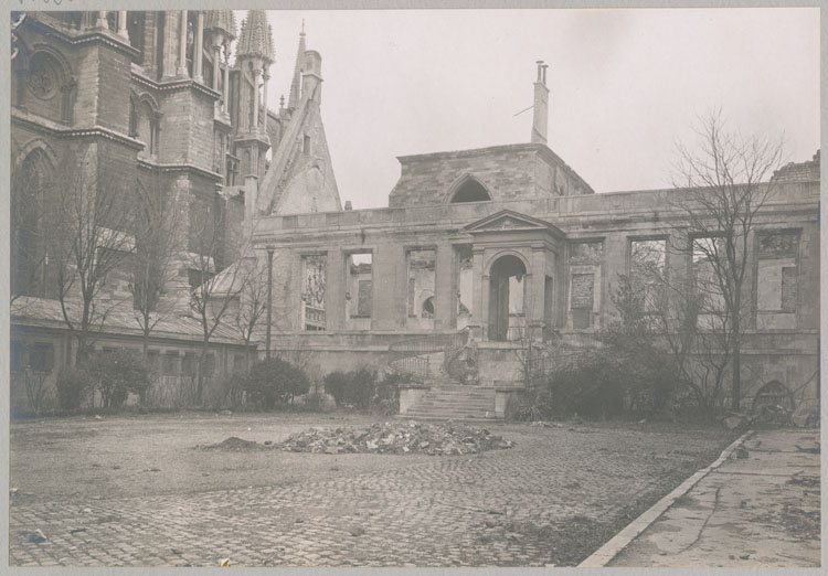 La cour d'honneur et la salle du Tau ; À gauche, le chevet de la cathédrale