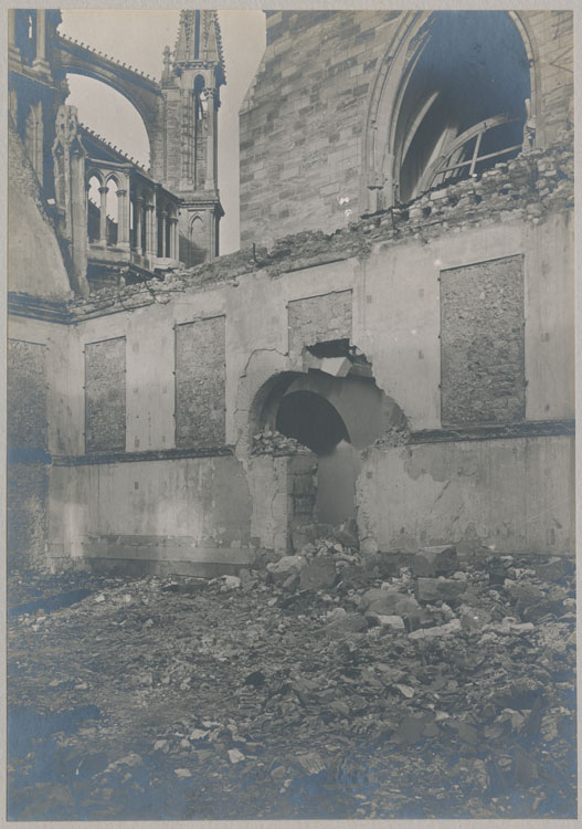 Mur intérieur est de la salle du Tau, détruit par les bombardements ; À l'arrière-plan, le chevet la chapelle archiépiscopale et de la cathédrale