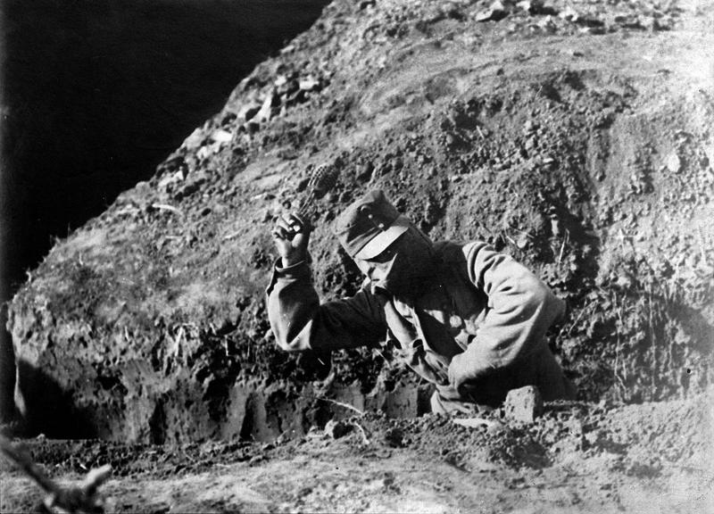 Soldat autrichien lançant une grenade
