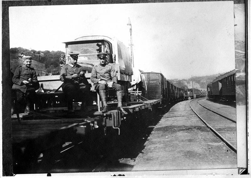 Train de renfort pour le front, organisé commodément avec des voitures ouvertes