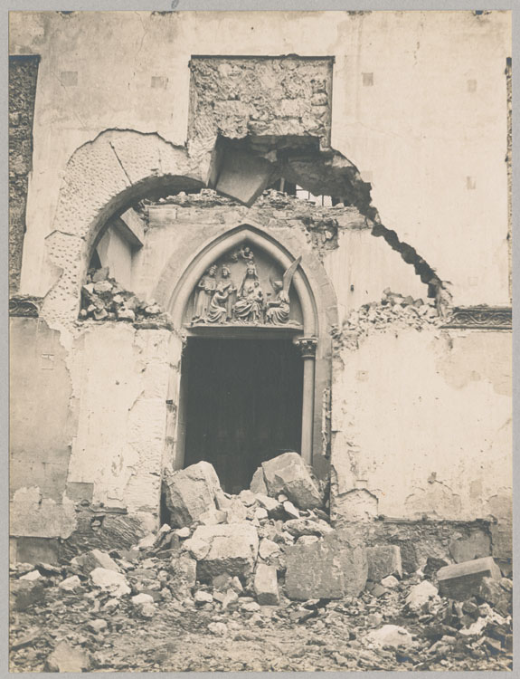 Porte d'entrée de la chapelle archiépiscopale, après les bombardements, depuis la salle du Tau