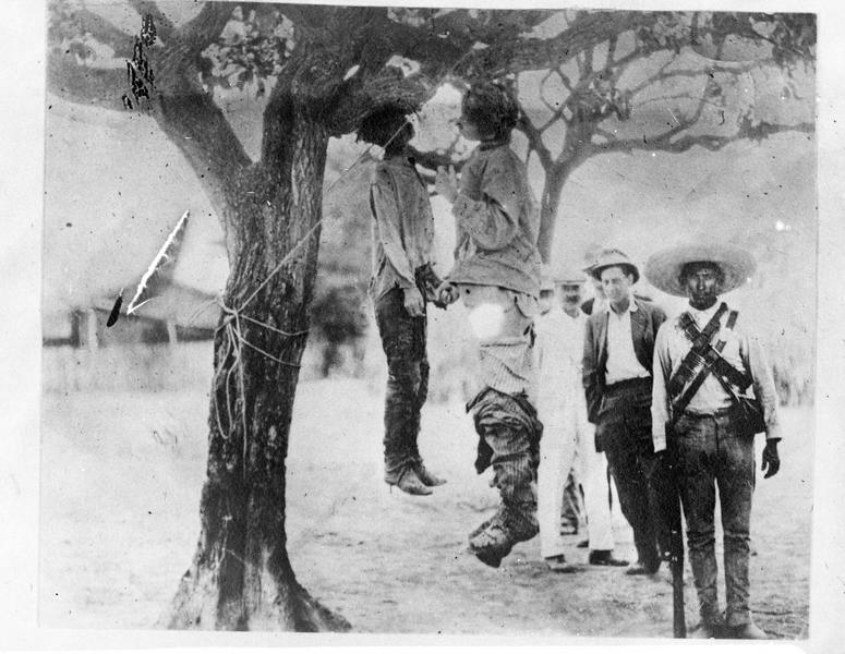 Deux hommes pendus à une branche darbre