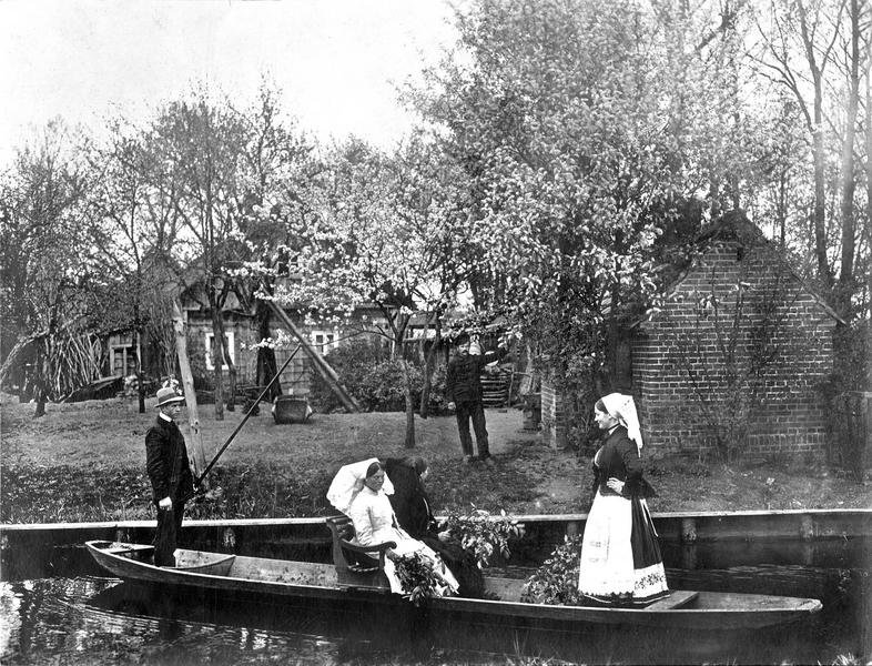 Prisonniers russes avec des habitants de la forêt de la Spree (dans le bateau, en costume du pays), mai 1916