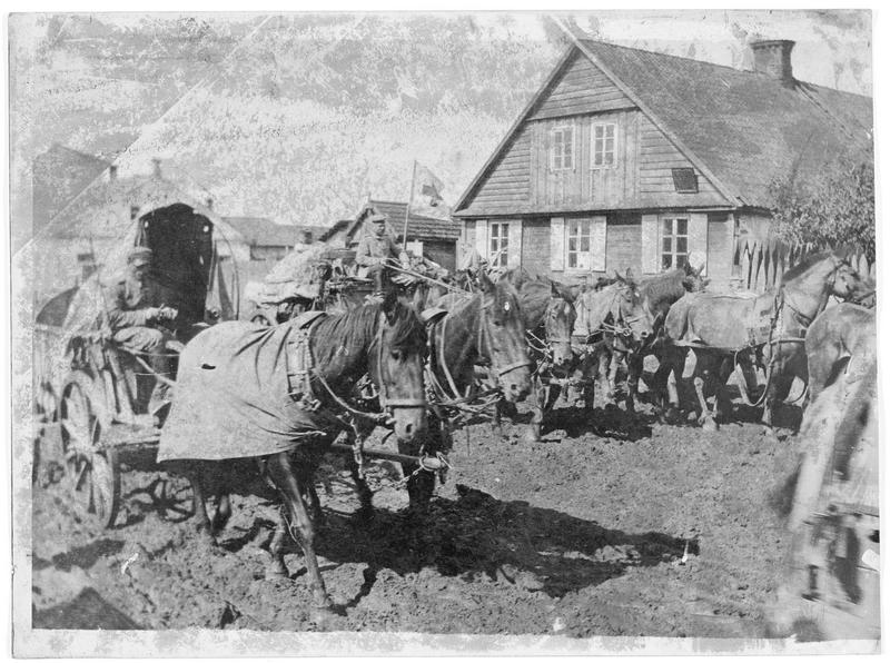 Convoi allemand traversant un village russe