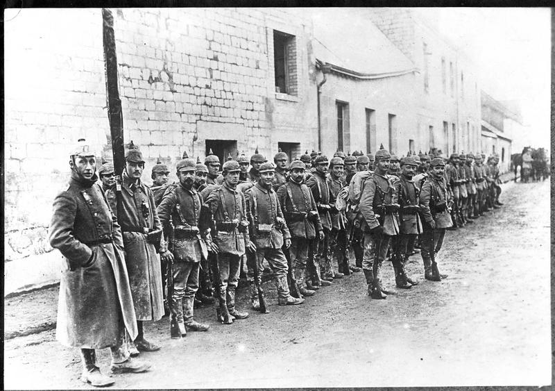 Troupe de l'infanterie allemande avant l'offensive