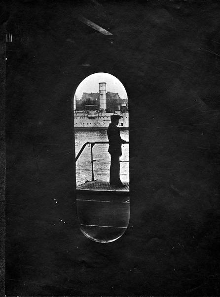 Vue prise d'un hublot de poste de commandement sur un navire de guerre allemand