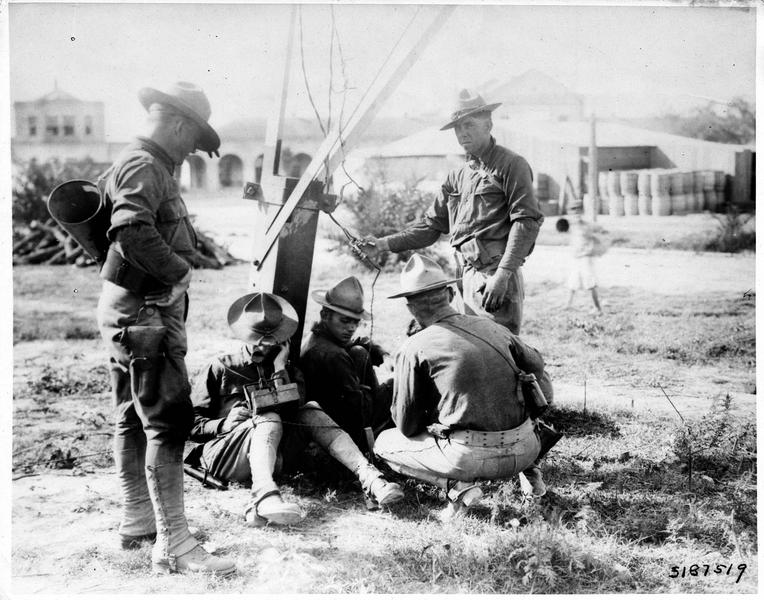 Camp des troupes américaines installées à Colombus, Nouveau Mexique, avec un téléphone de campagne les reliant au grand quartier général