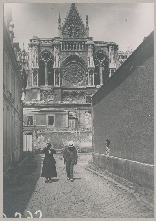 Croisillon sud du transept de la cathédrale et l'aile sud du palais archiépiscopal, détériorés par les bombardements, depuis la rue de l'École-de-Médecine