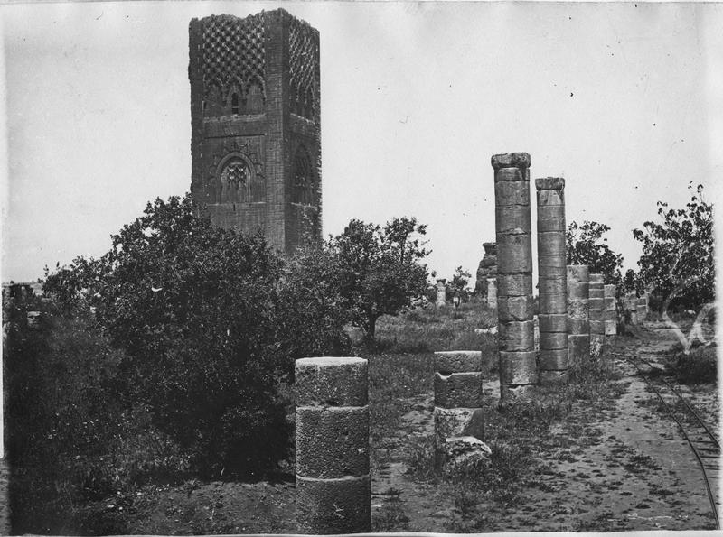La Tour Hassan et les colonnes en ruine d'une ancienne mosquée