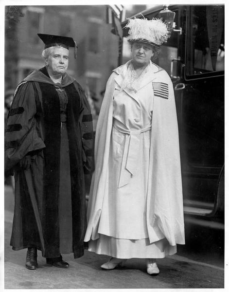 De gauche à droite, Dr. Anna Howard Shaw et Mme Carrie Chapman Catt à la grande parade des suffragettes à New York, Suffrage parade, les principales leaders du mouvement féministe